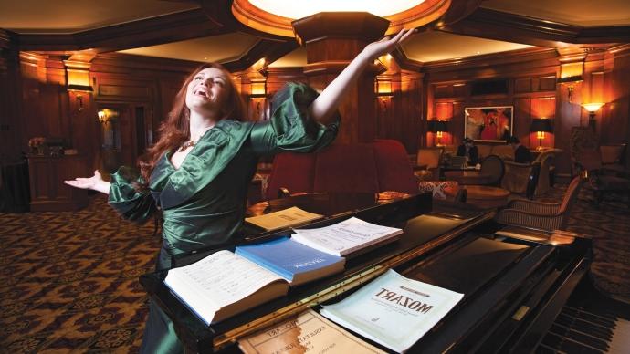 莎拉·戴维斯在优雅的酒店大厅里伸开双臂唱起莫扎特的歌