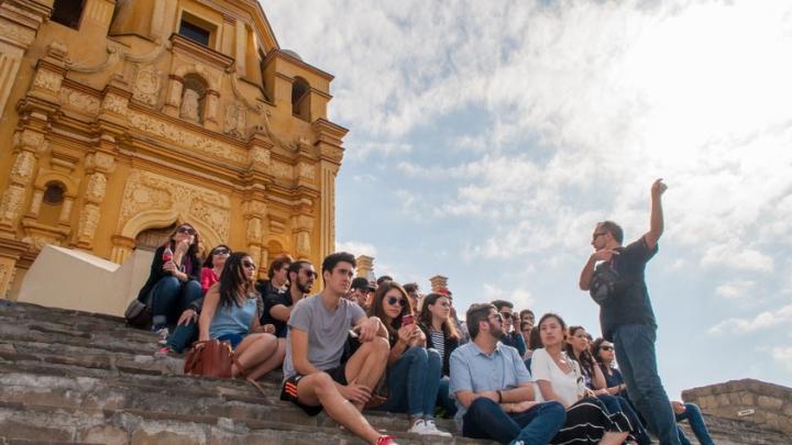教授对聚集在Cerro del Obispado的台阶上的一群澳门金沙线上赌博官网的学生讲话, 这是蒙特雷的著名地标, 墨西哥